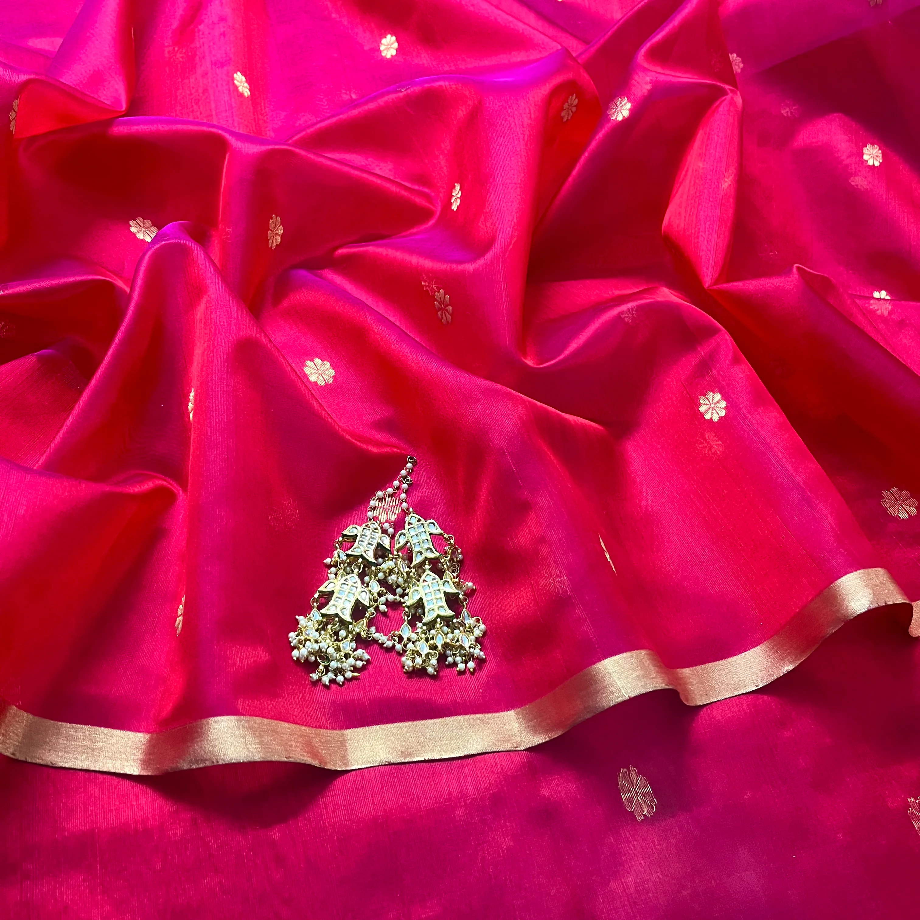 Red and pink dual tone Chanderi silk saree with flower bootis all over - Image 7