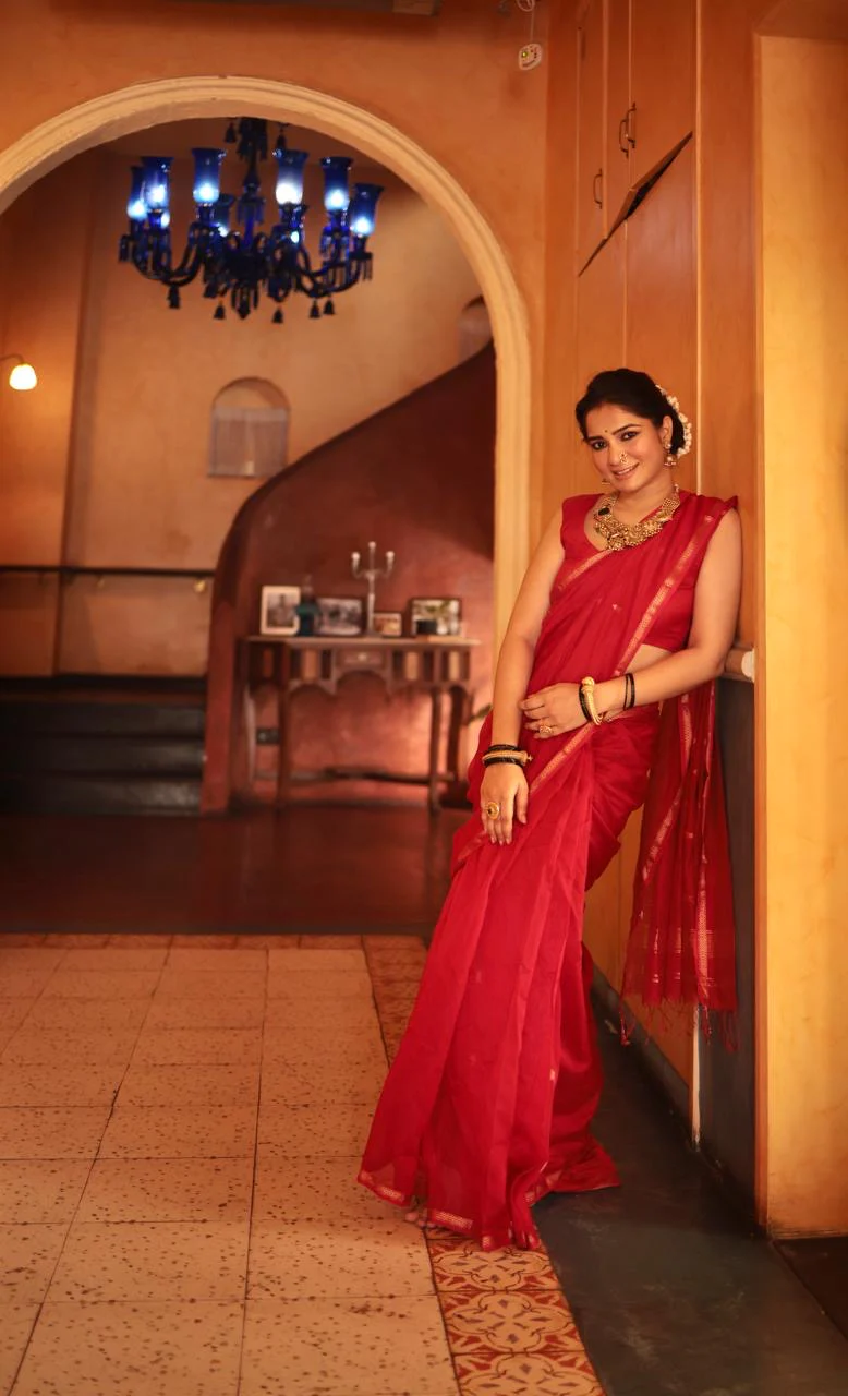 Red maheshwari saree with zari border & zari bootis all over - Image 10