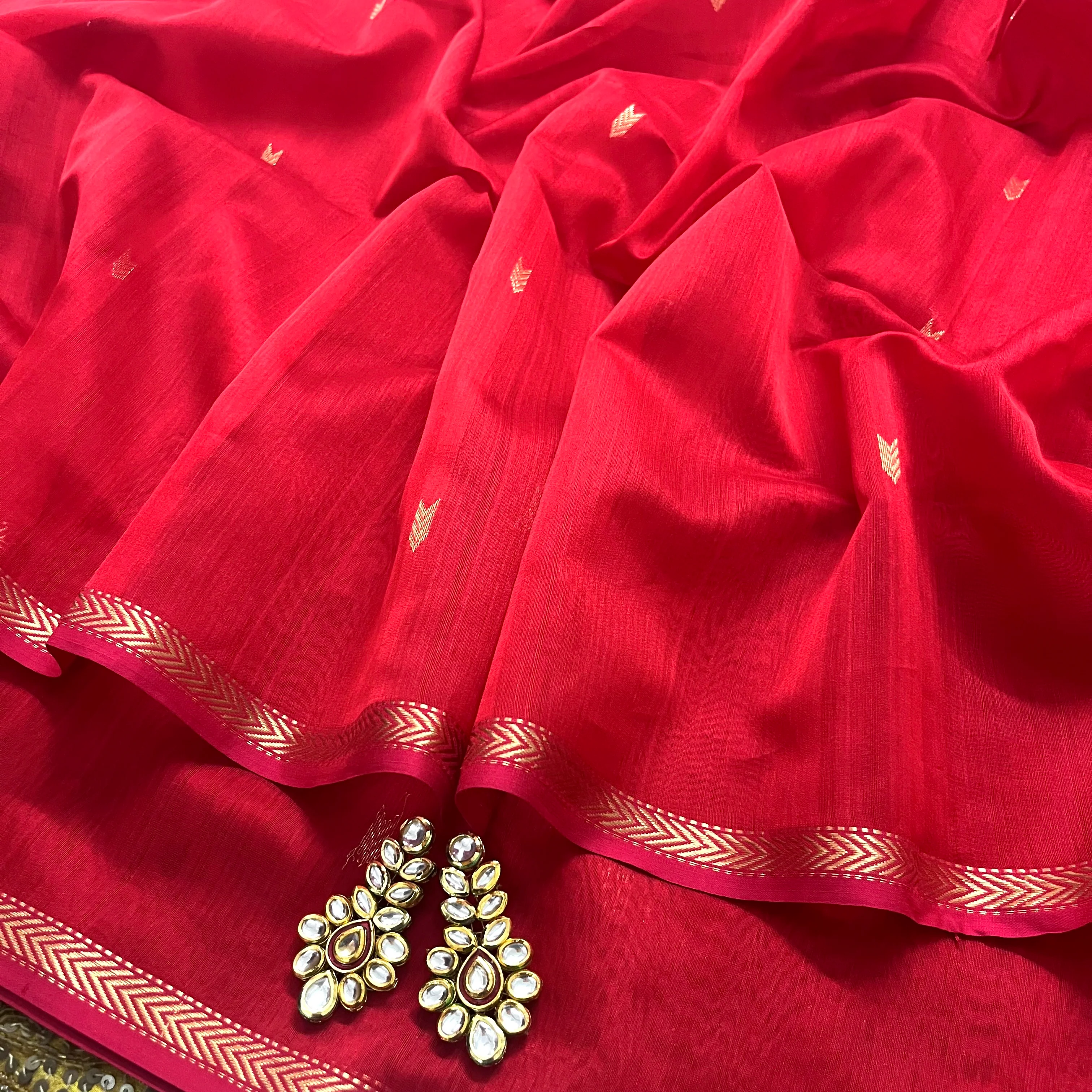 Red maheshwari saree with zari border & zari bootis all over - Image 11