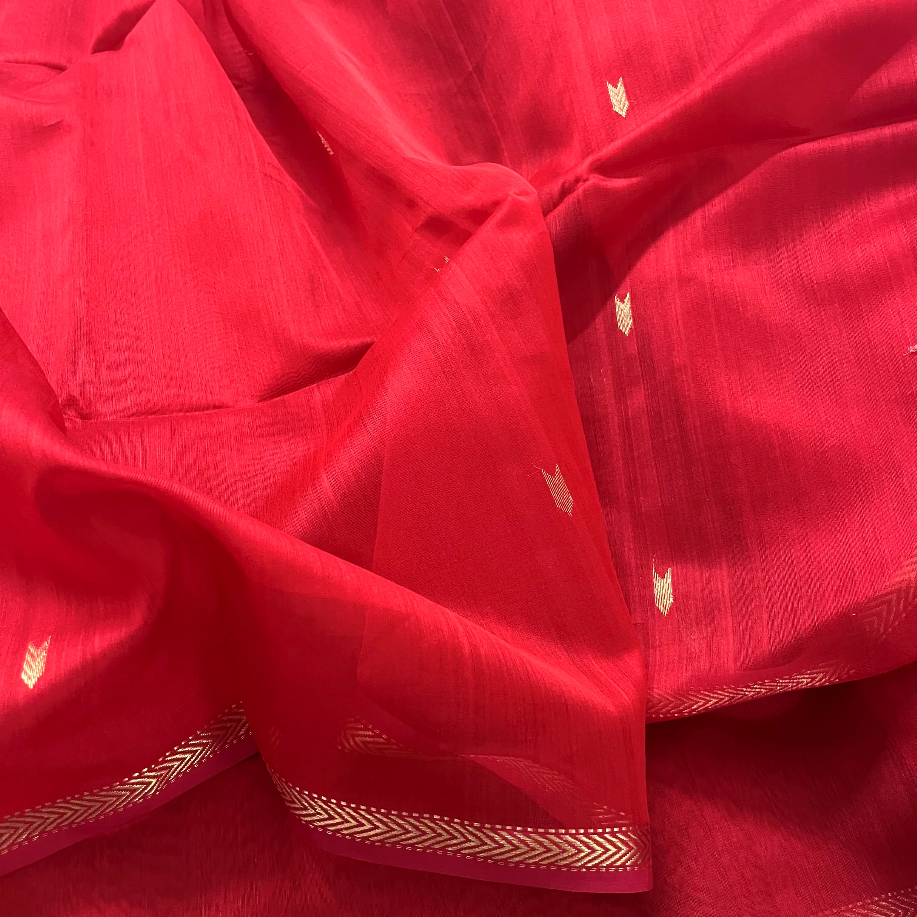 Red maheshwari saree with zari border & zari bootis all over - Image 12