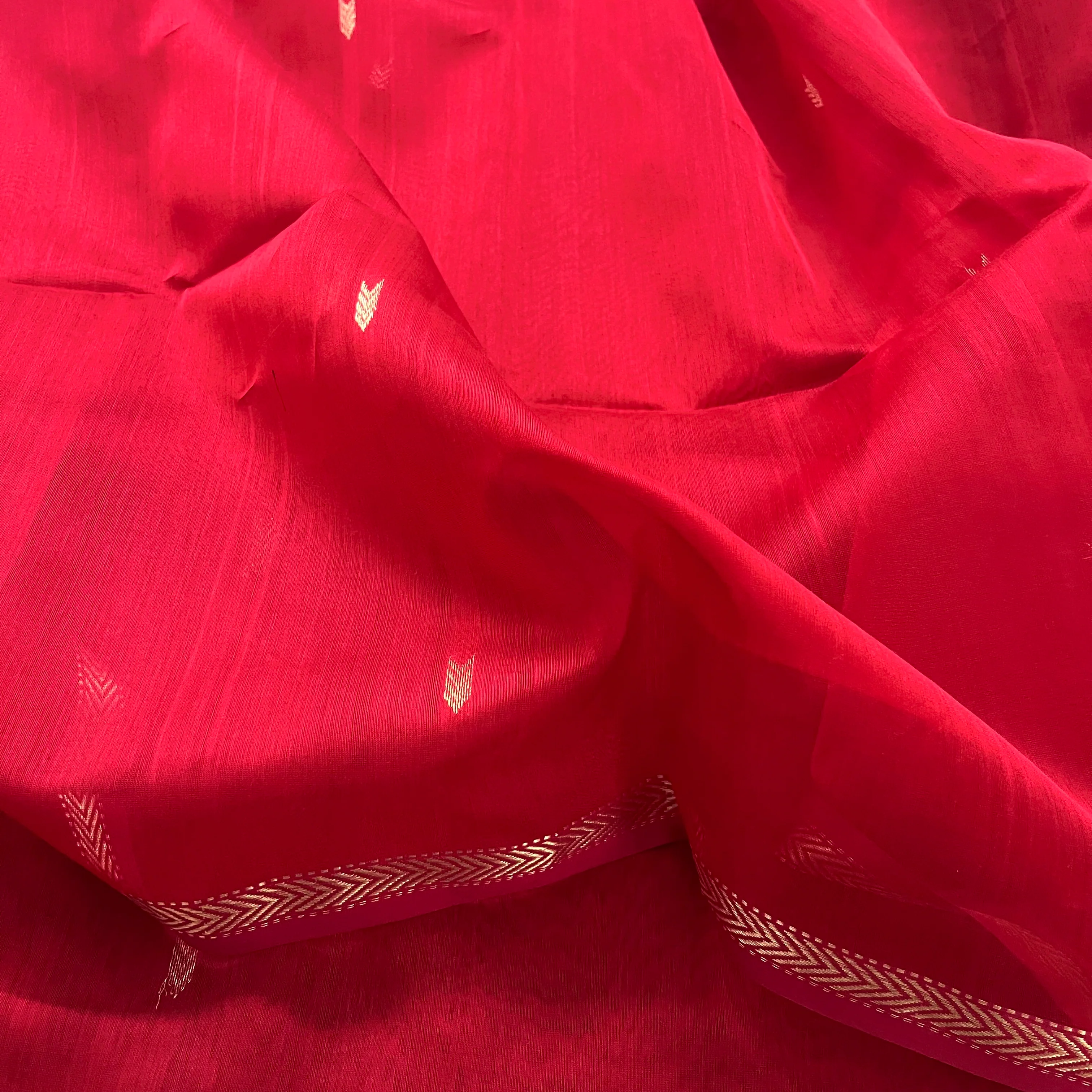 Red maheshwari saree with zari border & zari bootis all over - Image 13