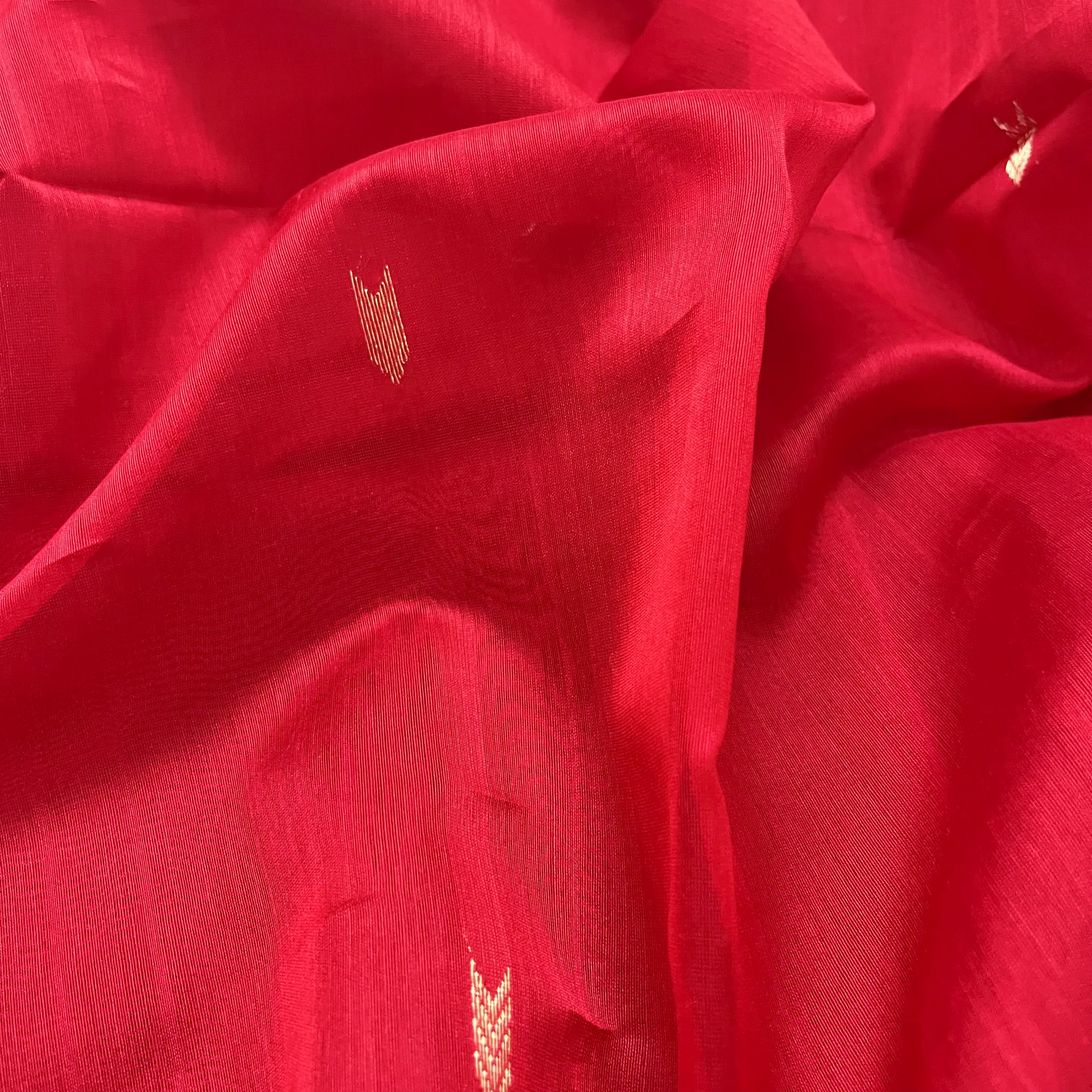 Red maheshwari saree with zari border & zari bootis all over - Image 14