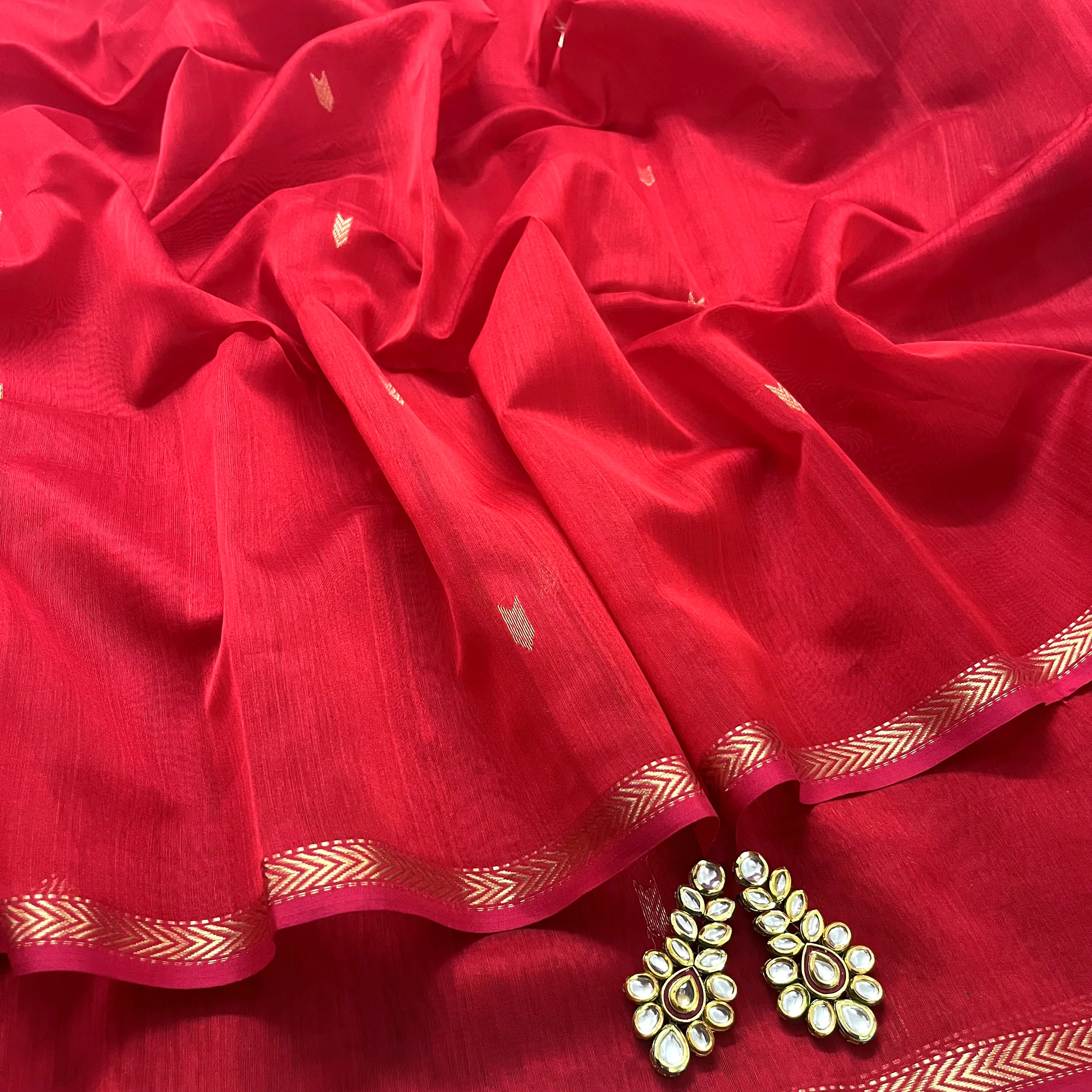 Red maheshwari saree with zari border & zari bootis all over - Image 3