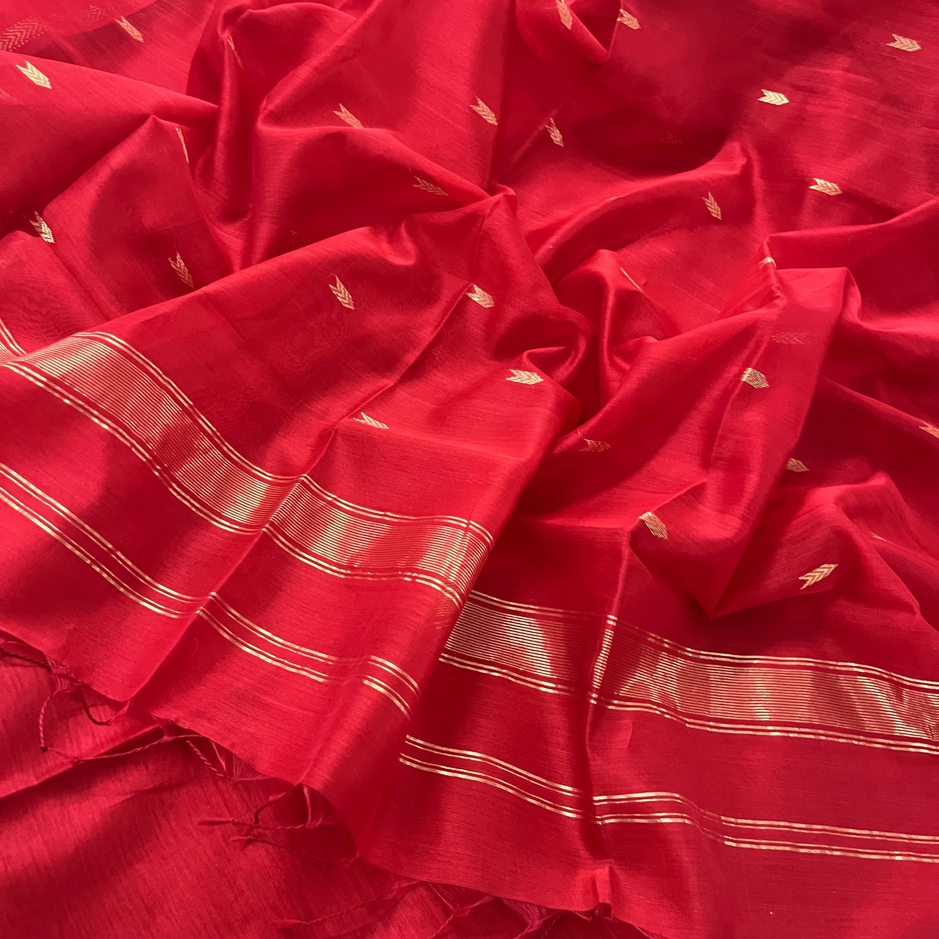 Red maheshwari saree with zari border & zari bootis all over - Image 4