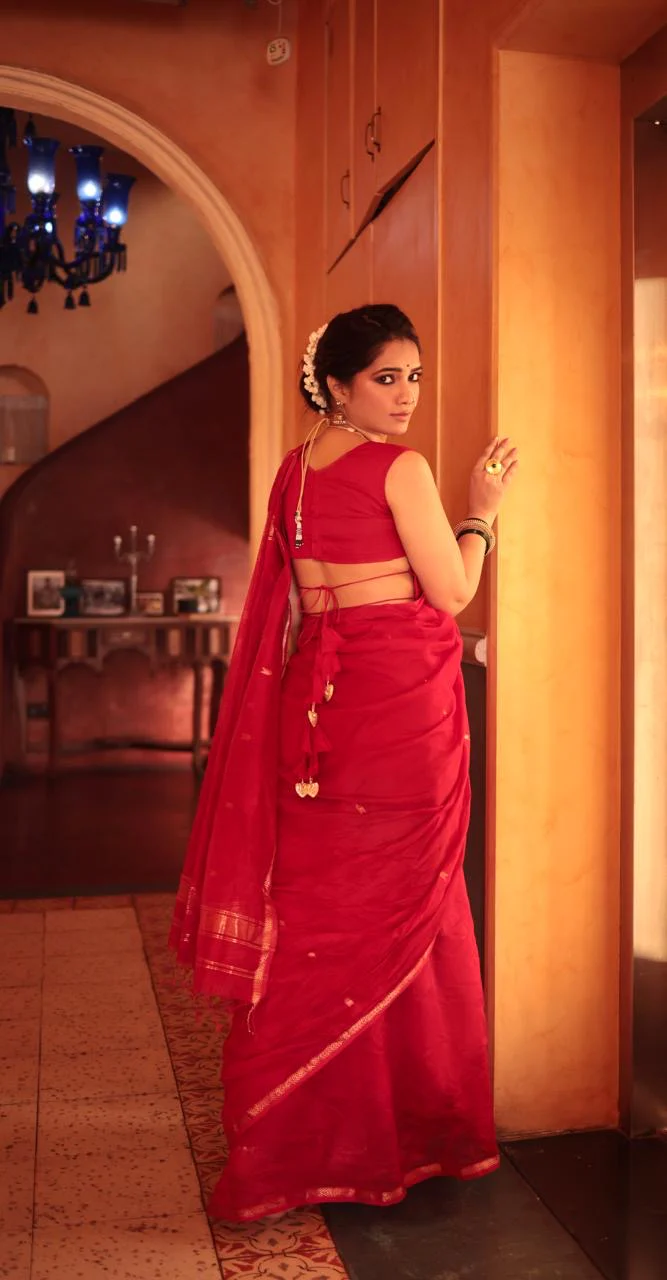 Red maheshwari saree with zari border & zari bootis all over - Image 6