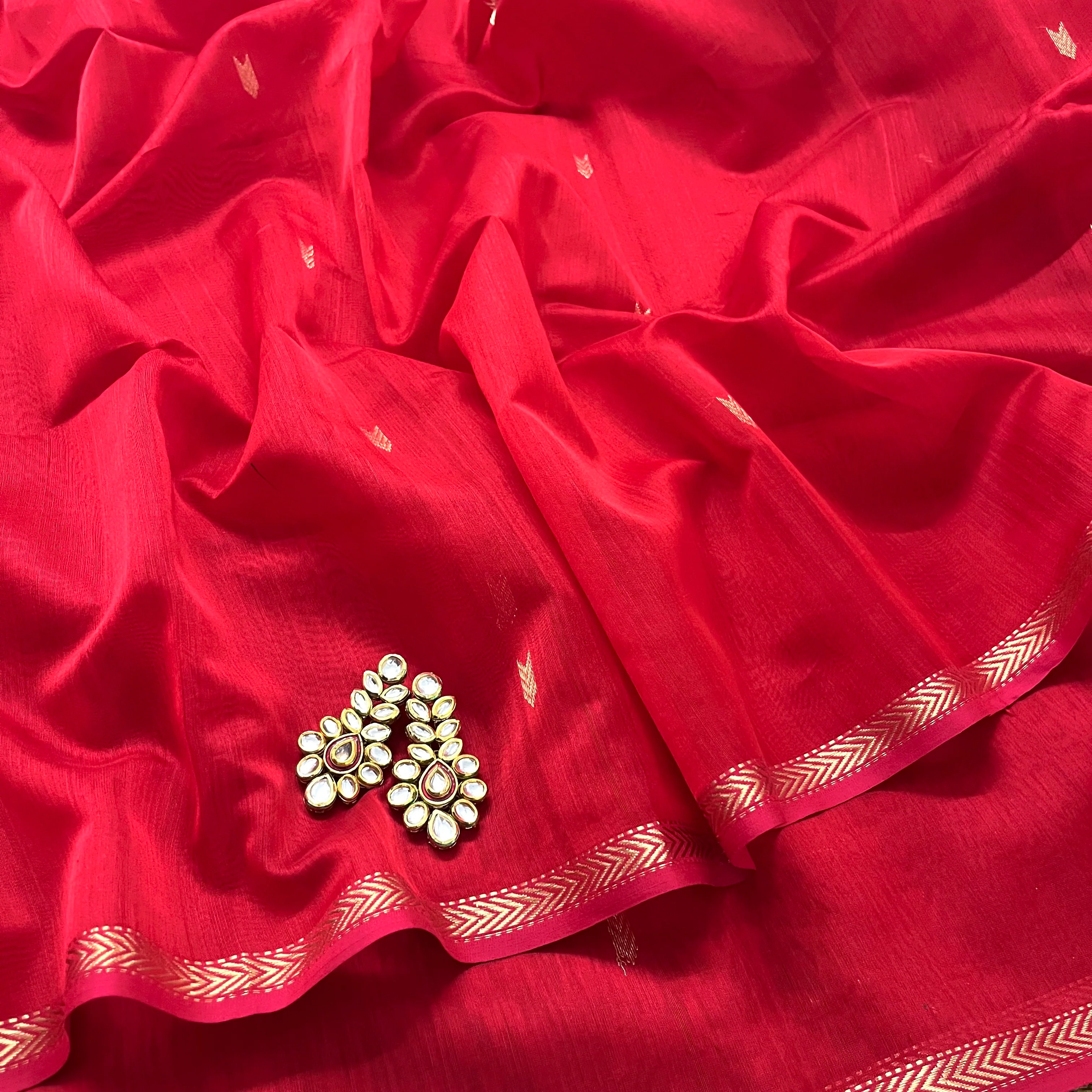 Red maheshwari saree with zari border & zari bootis all over - Image 7