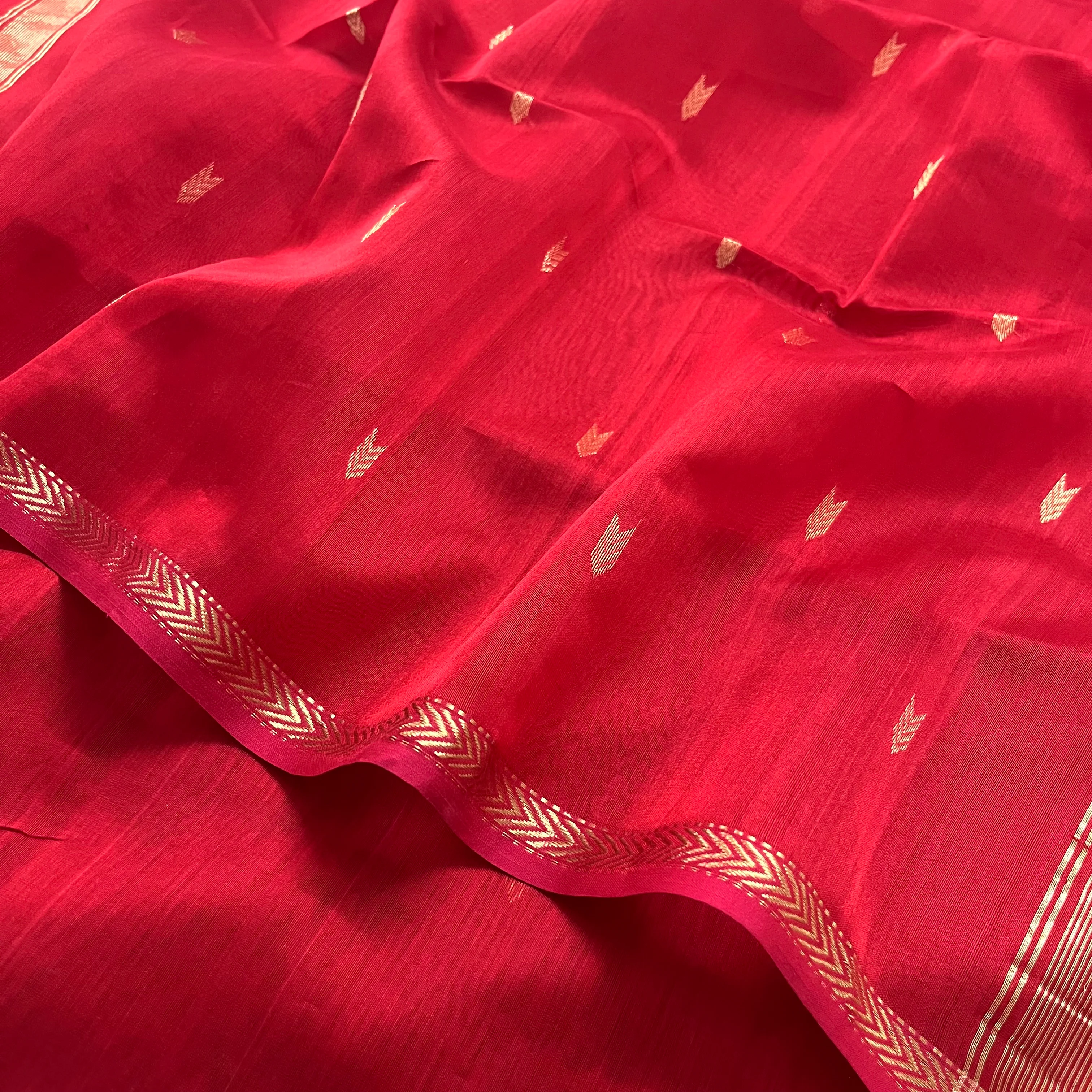 Red maheshwari saree with zari border & zari bootis all over - Image 8
