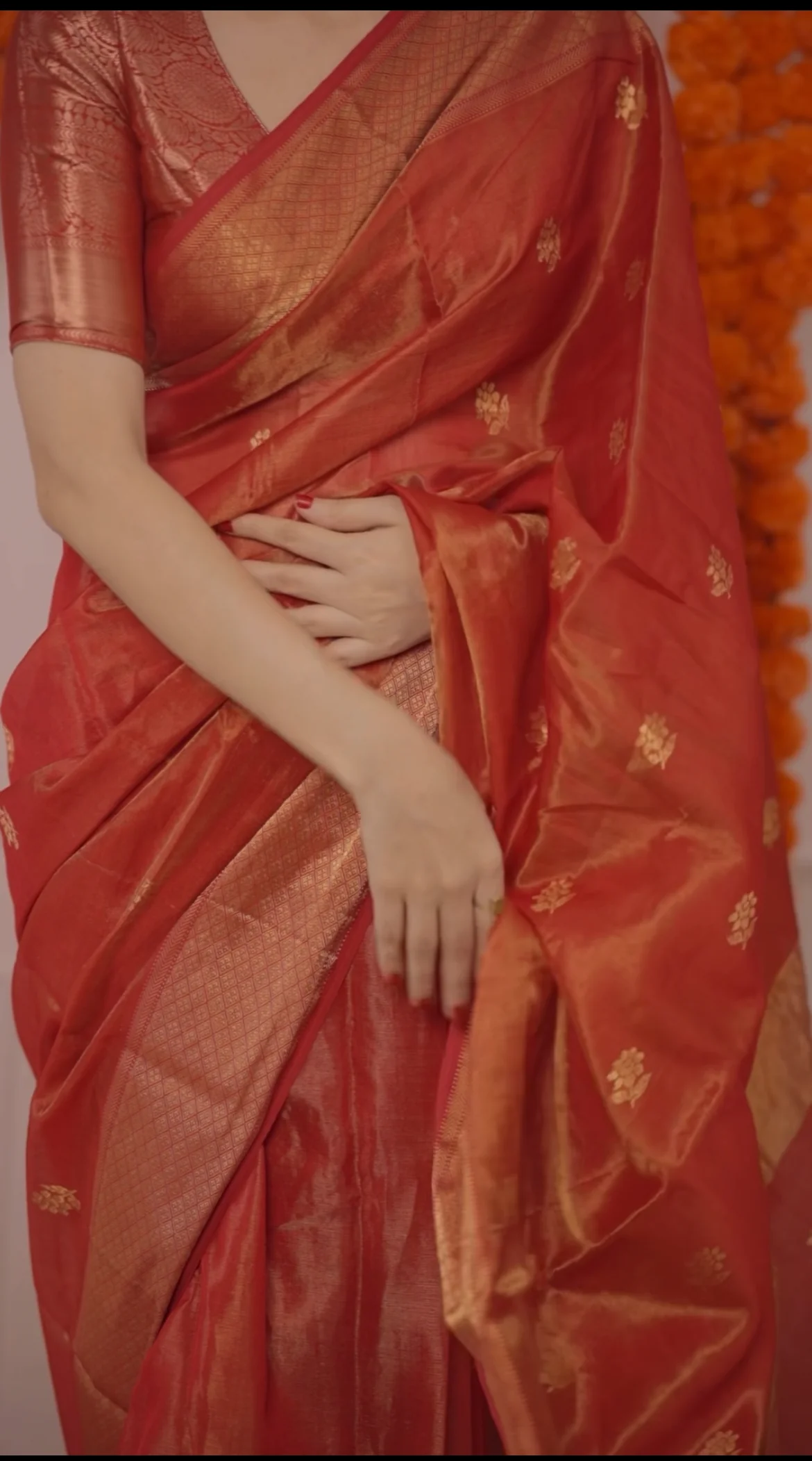 Red maheshwari tissue silk saree with flower motifs all over - Image 10