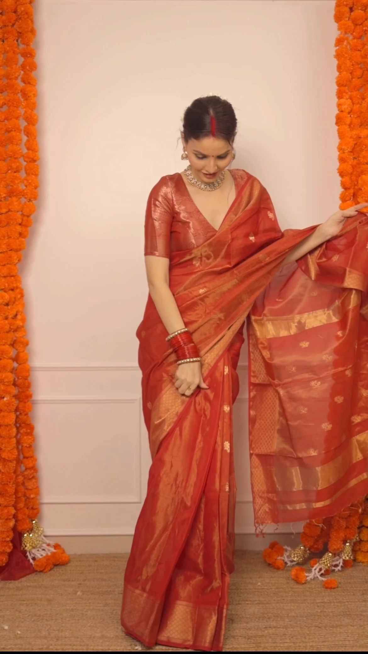 Red maheshwari tissue silk saree with flower motifs all over - Image 5