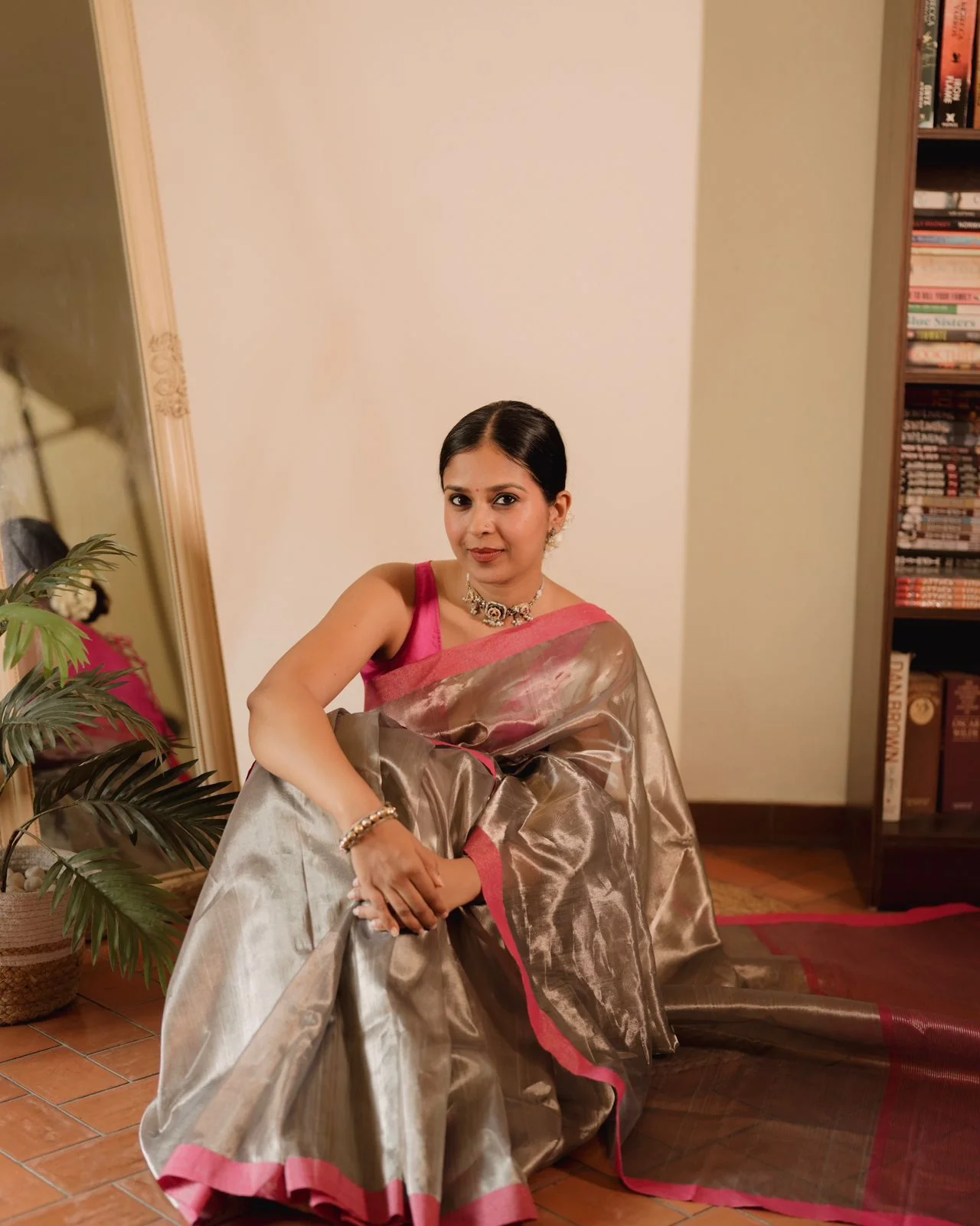 Silver grey and pink Chanderi tissue silk saree with zari lines on pallu - Image 7