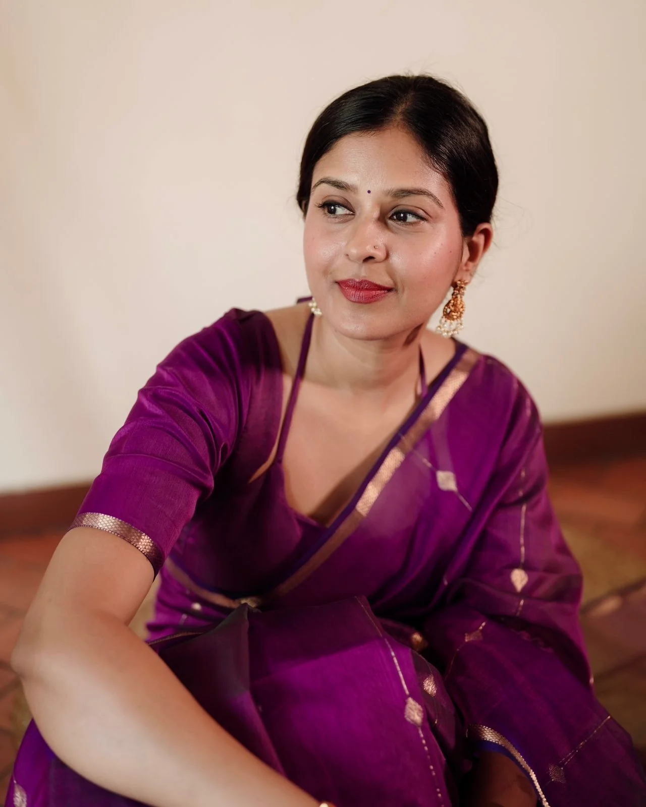 Violet dual tone Maheshwari saree with diamond motifs all over - Image 8