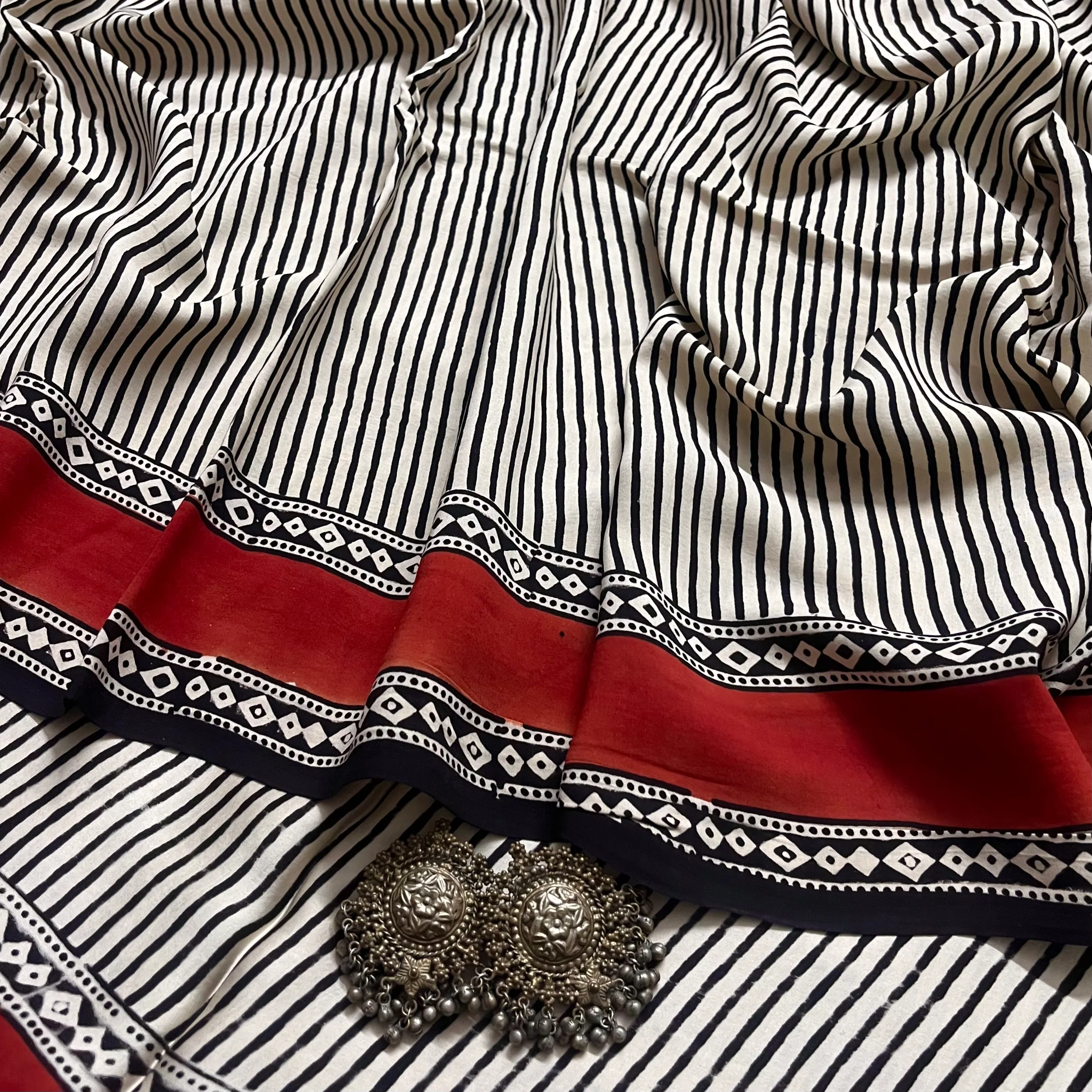 White and black silk saree with block print all over - Image 7