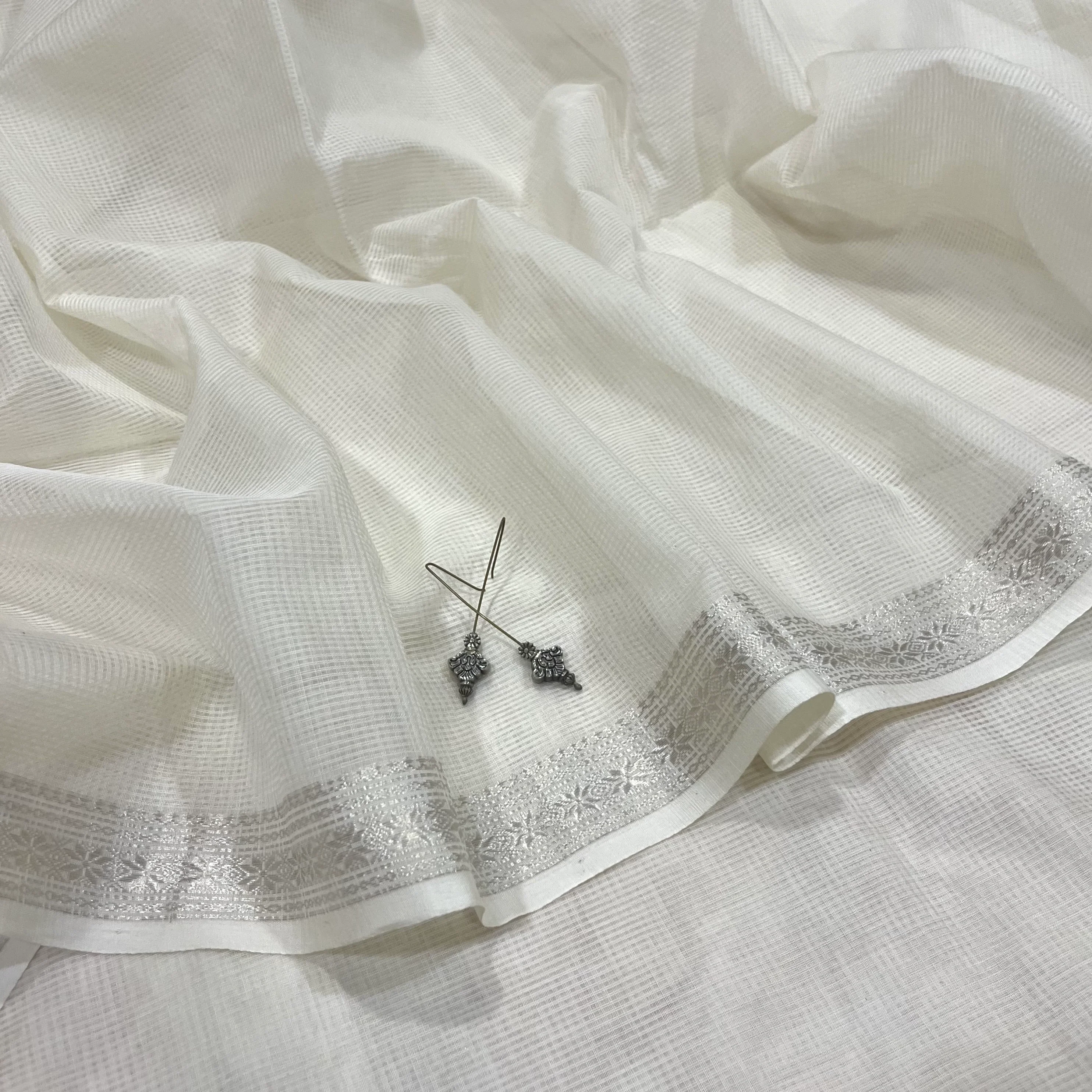 White Maheshwari saree with zari border and zari lines on pallu - Image 4