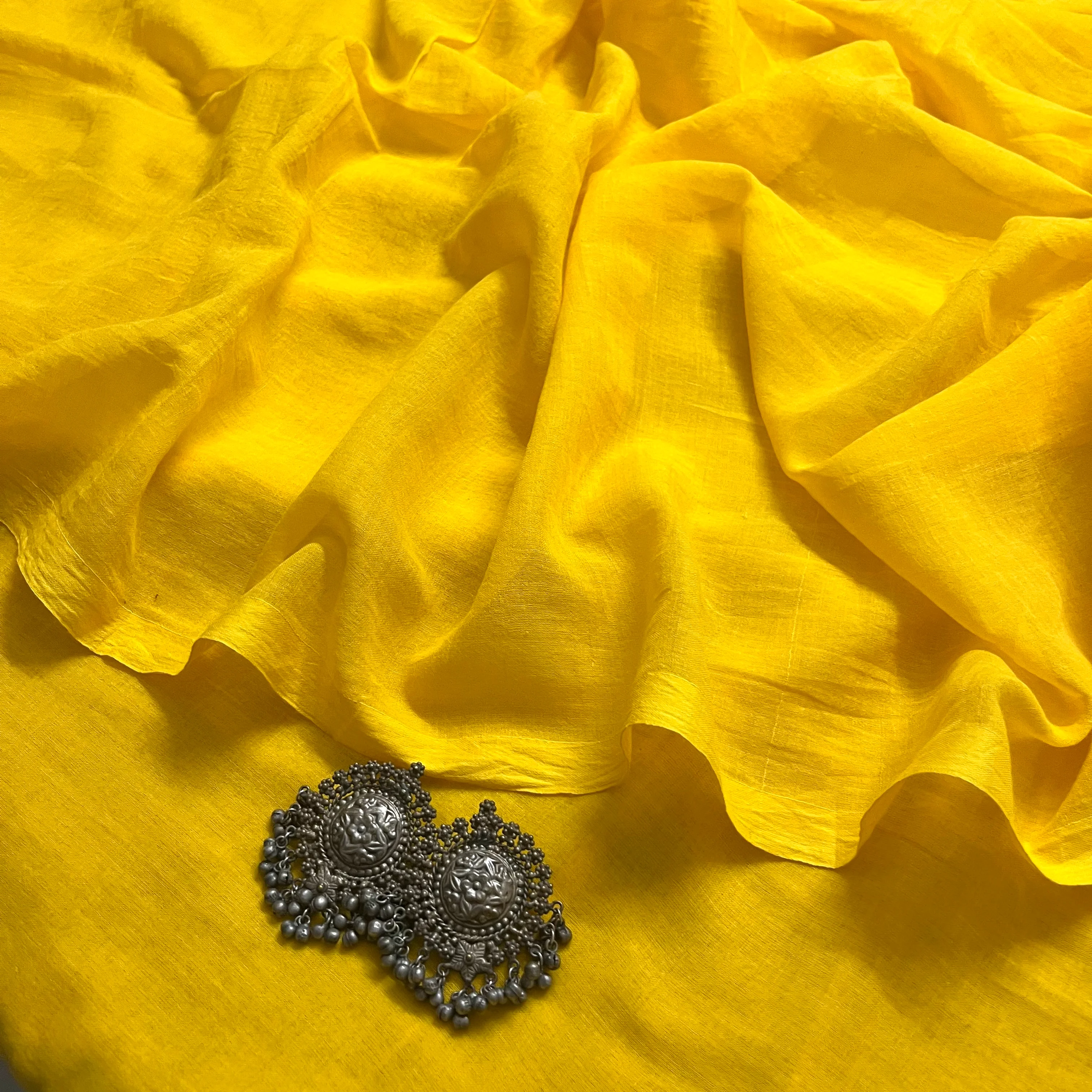 Yellow mulmul saree - Image 12